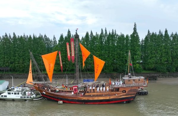 股天乐 纪念郑和下西洋620周年，当年出发地复刻“宝船”