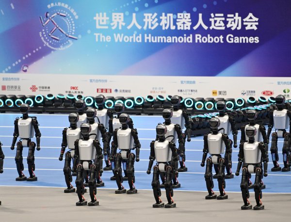 五八策略 追光｜在“冰丝带”，机器人们开了场运动会！